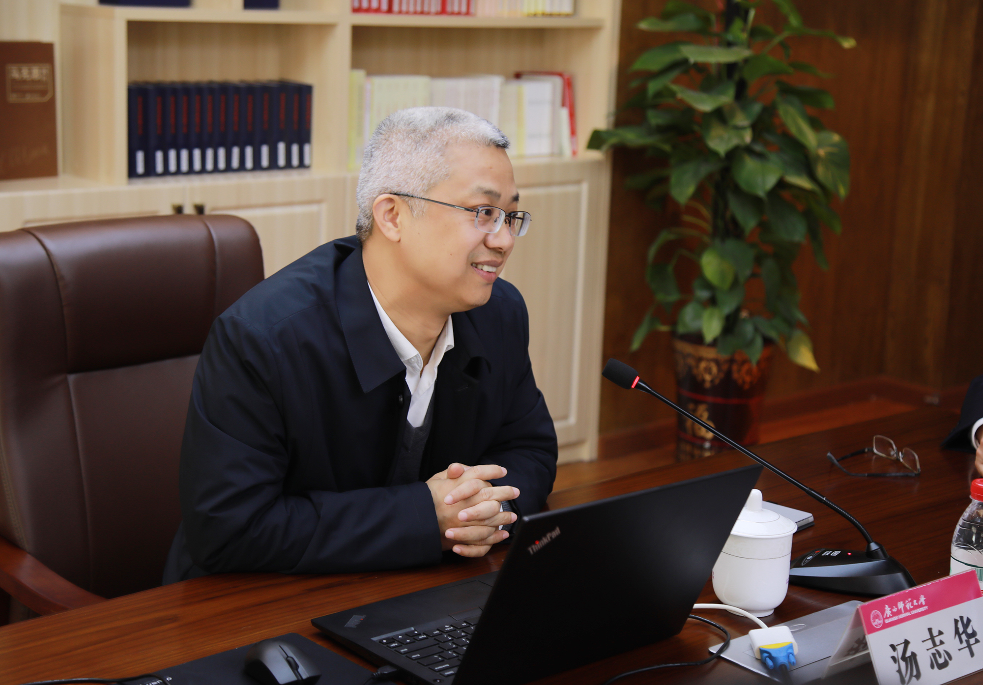 校党委常委,宣传部部长,马克思主义学院院长汤志华教授作题为"从百年